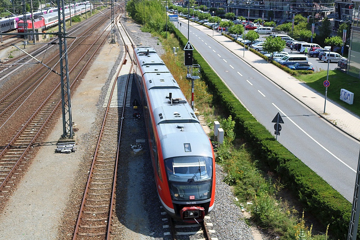 642 665 (Siemens Desiro Classic) der Elbe-Saale-Bahn (DB Regio Südost) als RB 26412 (RB36) von Magdeburg Hbf erreicht ihren Endbahnhof Wolfsburg Hbf auf der Bahnstrecke Berlin–Lehrte (KBS 300). Aufgenommen von der Stadtbrücke. [19.7.2017 - 12:46 Uhr]