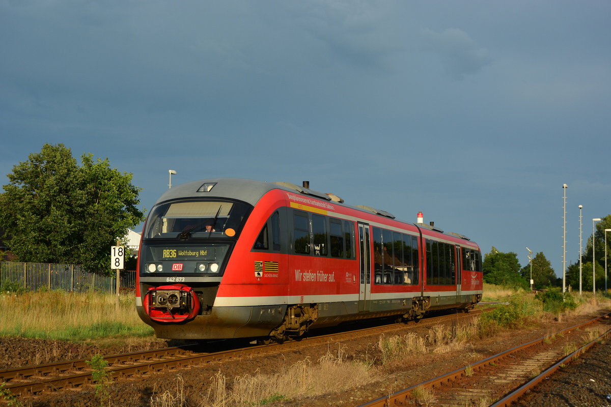 642 673 kommt in den letzten Sonnenstunden als RB36 nach Wolfsburg in Haldensleben eingefahren.

Haldensleben 30.07.2017