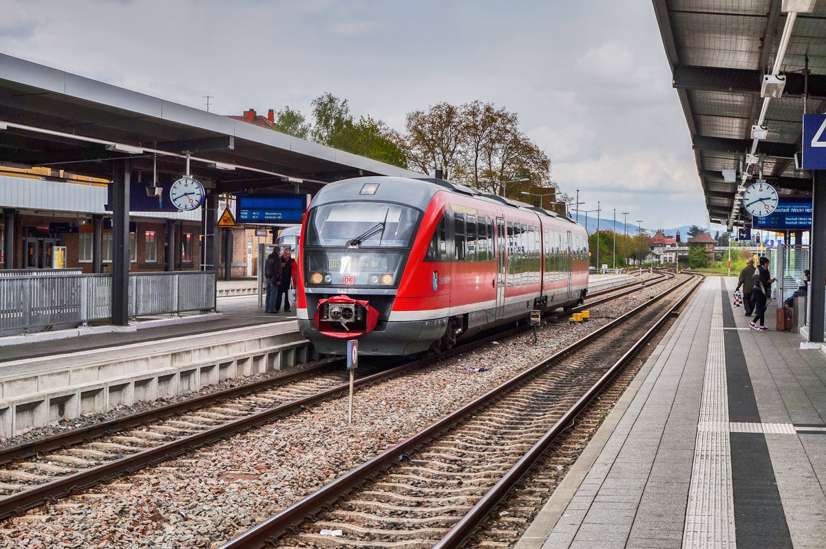 642 675-2 fährt als RB 12411, auf der Fahrt von Neustadt (Weinstr) Hbf nach Karlsruhe Hbf, in Landau (Pfalz) Hbf ein.
Aufgenommen am 19.4.2017.