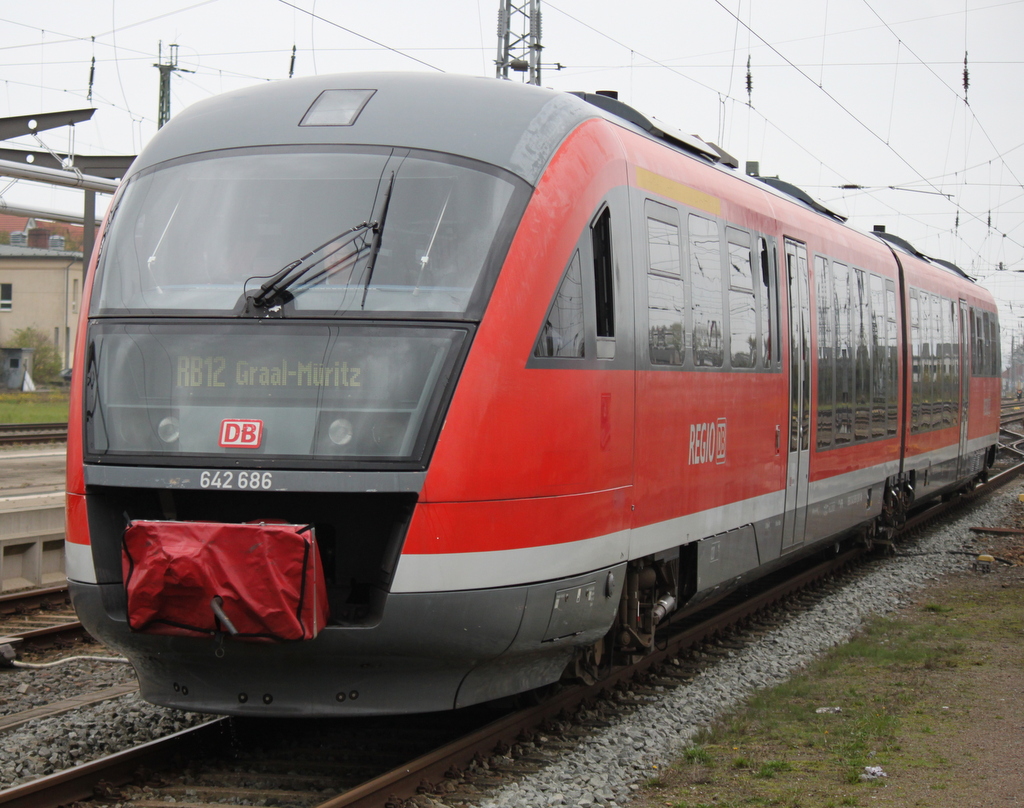 642 686-9(ex Bh Frankfurt-Griesheim)als RB12 von Rostock Hbf nach Graal-Mritz bei der Bereitstellung im Rostocker Hbf.17.10.2014 