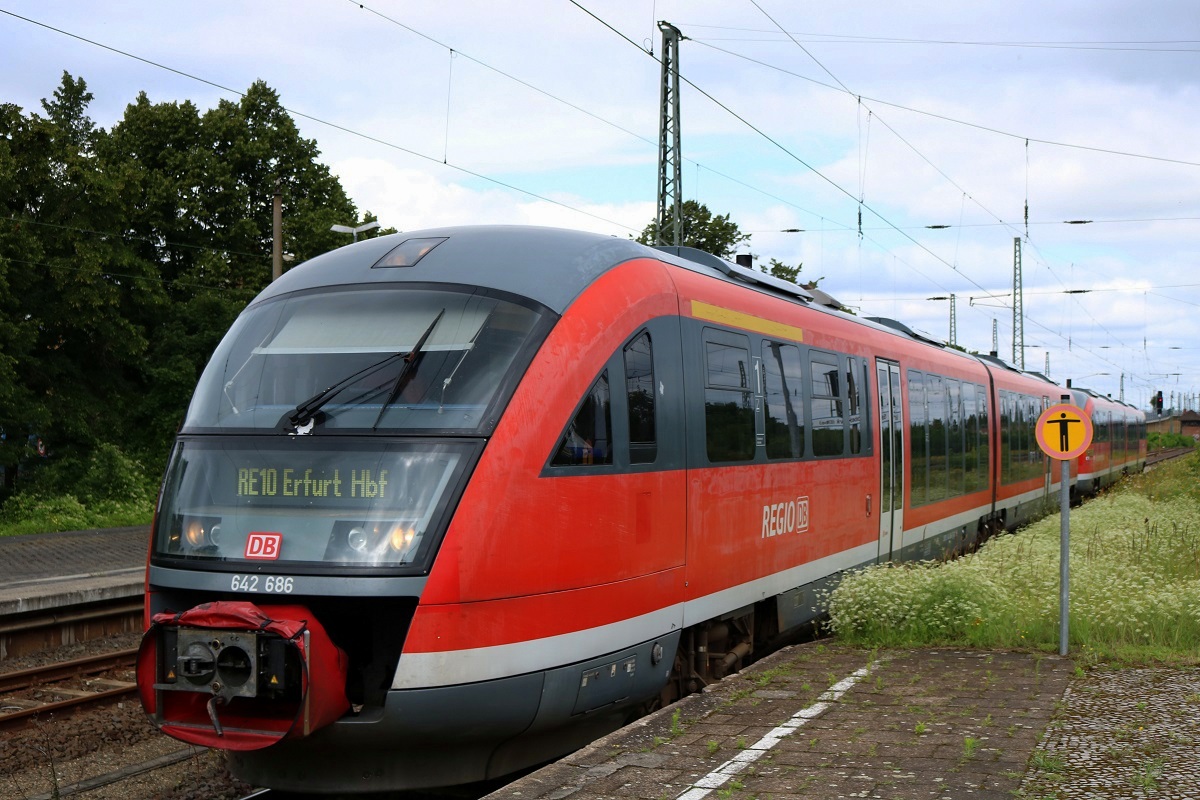 642 686 mit einem Schwestertriebwagen (Siemens Desiro Classic) der Elbe-Saale-Bahn (DB Regio Südost) als RE 17765 (RE10) von Magdeburg Hbf nach Erfurt Hbf fährt in den Bahnhof Schönebeck(Elbe) ein. [15.7.2017 - 10:38 Uhr]