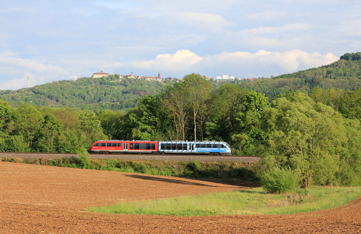 642 689/186  Die Bembel  als RE Heilbronn-Crailsheim am 28.04.2020 vor der Stadtkulisse Waldenburg. 