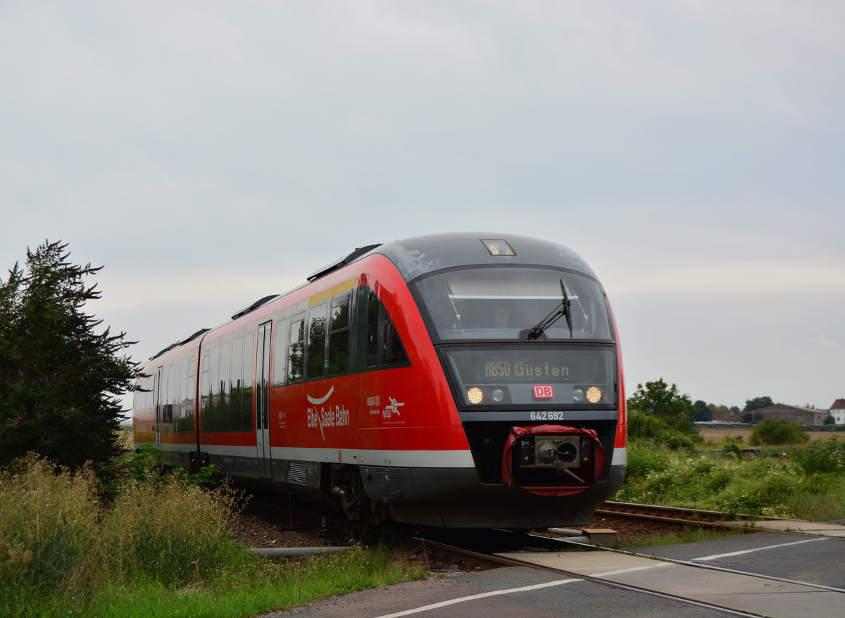 642 692 fährt als RB50 nach Güsten in Ilberstedt ein.

Ilberstedt 03.08.2017