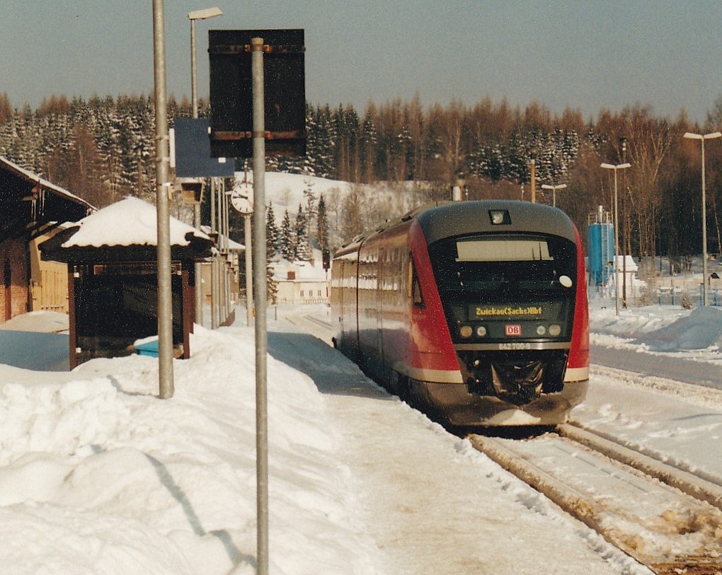 642 700-1 abfahrbeit in Johanngeorgenstadt, Richtung Zwickau, Scann, Februar 2004.