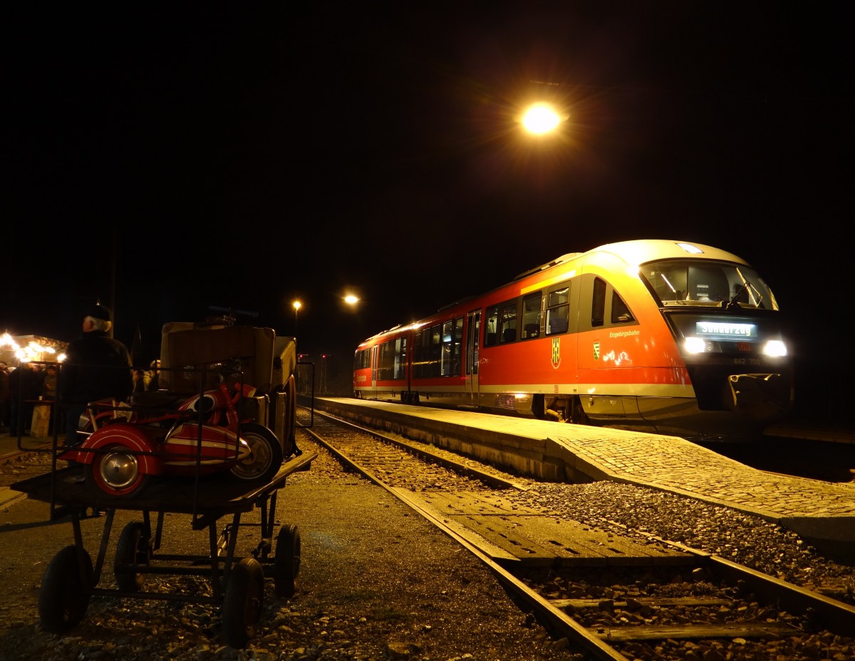 642 700 der Erzgebirgsbahn zu sehen mit einem Sonderzug am 21.12.14 in Schlettau.