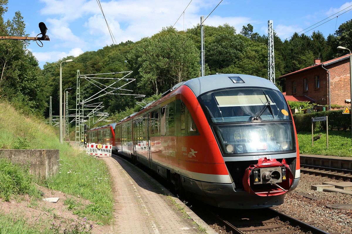 642 733 und ein weiterer 642 (Siemens Desiro Classic) der Elbe-Saale-Bahn (DB Regio Südost) als RE 17769 (RE10) von Magdeburg Hbf nach Erfurt Hbf durchfahren den Bahnhof Blankenheim(Sangerhausen) auf der Bahnstrecke Halle–Hann. Münden (KBS 590). [4.8.2017 - 15:43 Uhr]