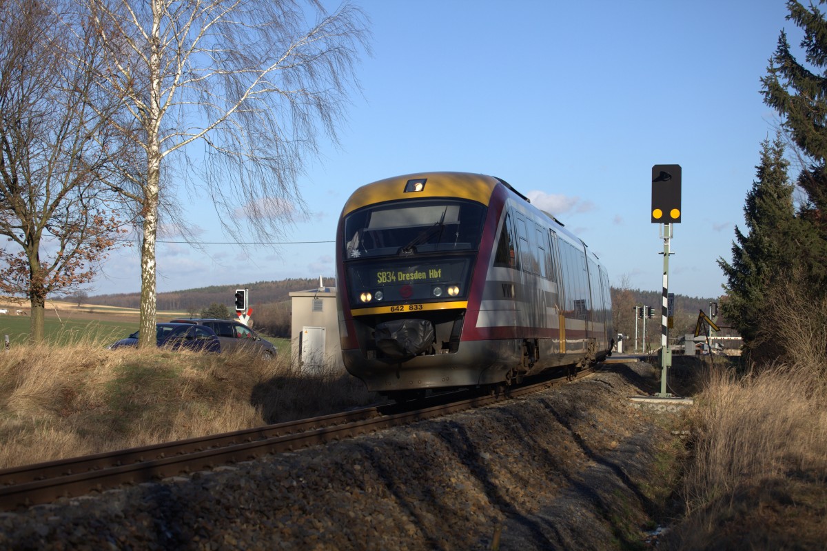 642 833 beim passieren des BÜ nahe Gelenau an der Strecke  Dresden-Kamenz.29.01.2015 11:00 Uhr.