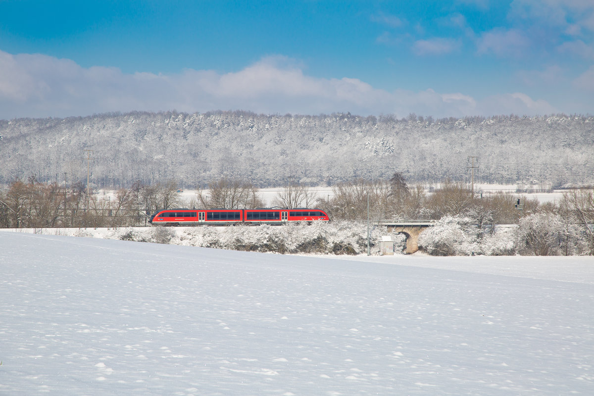 642 Desiro bei Schnee & Sonnenschein auf dem Weg in Richtung Steinach bei der Ausfahrt aus dem Bahnhof Neustadt Aisch, aufgenommen am 11.02.21.