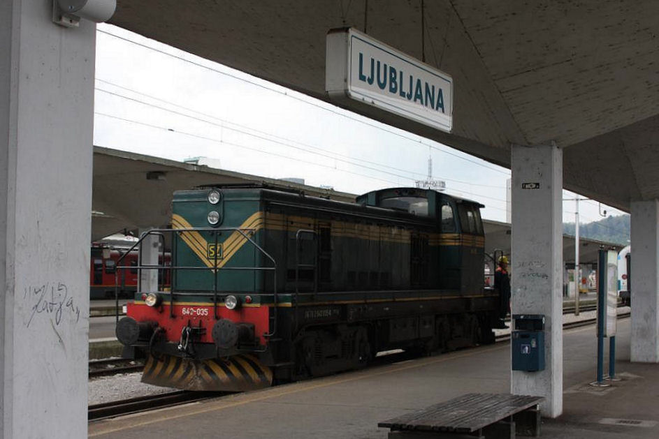 642035 rangierte am 30.4.2008 im Hauptbahnhof von Lubljana.