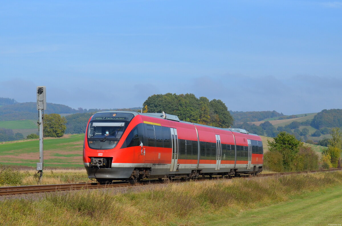 643 016 mit dem Taufnamen  Fritz Walter  zeigte sich am 18.10.2021 in der Herbstsonne auf seiner Fahrt von Kusel nach Kaiserslautern kurz vor Rehweiler. 