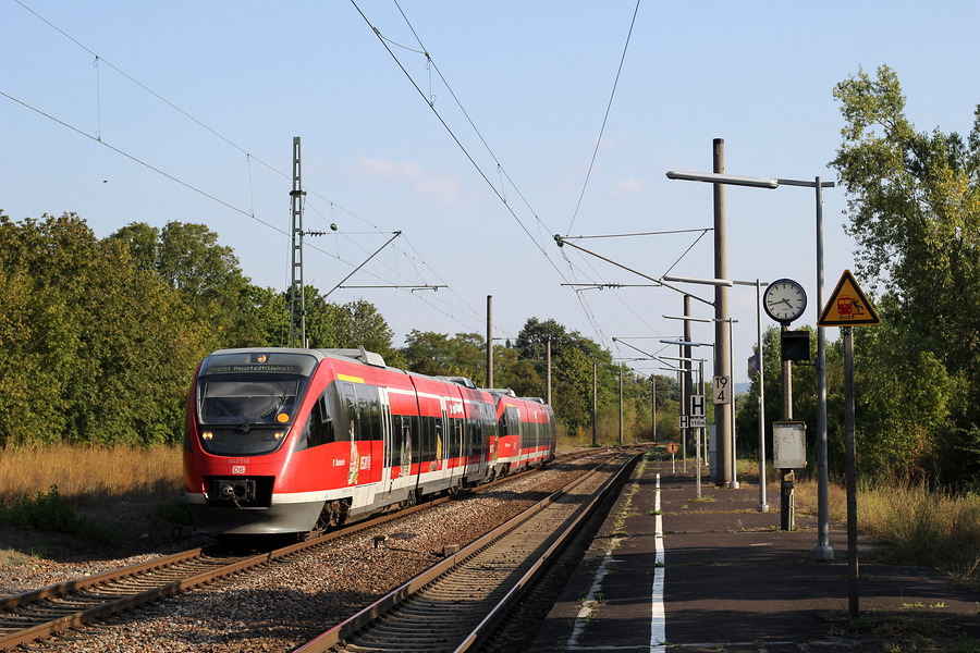 643 018  Barbelroth  und 643 012 auf dem Weg in die Pfalz.
Aufgenommen am 21. September 2016 im Bahnhof Karlsruhe-Knielingen.