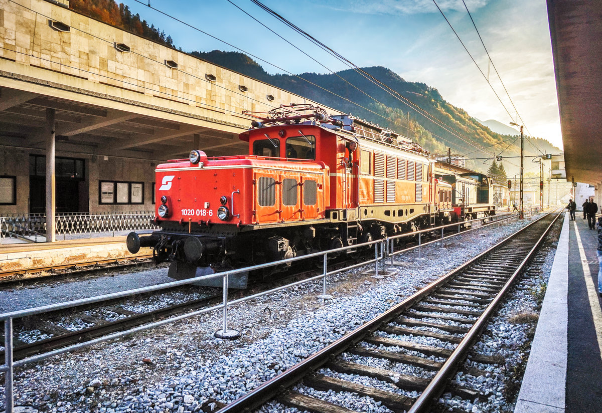 643 028-9 schiebt die 1020 018-6 wieder in den österreichischen 15kV Bereich.
Aufgenommen am 14.10.2017.