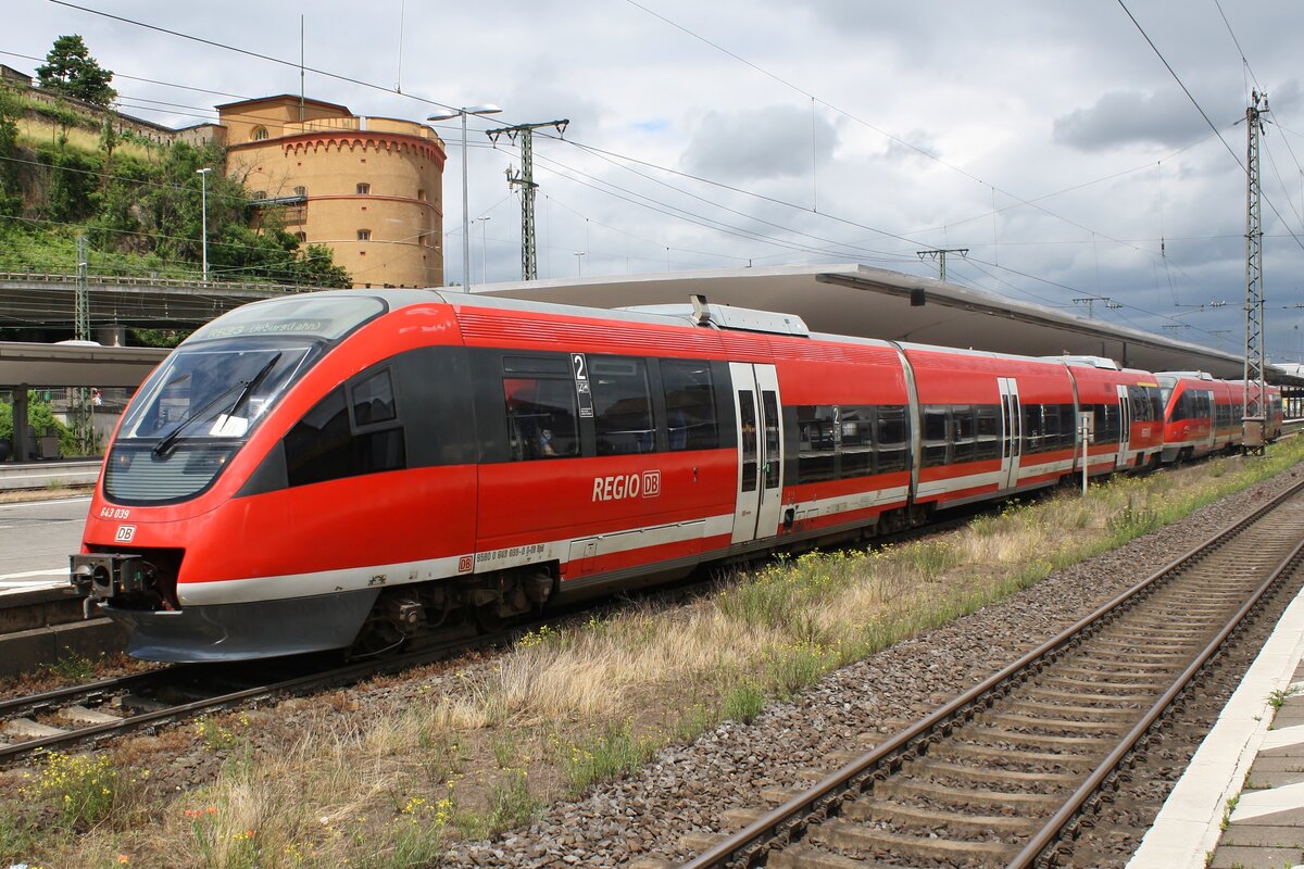 643 039-0 und 643 033-3 verlassen am 21.06.2021 als RB23 (RB12617)  Lahn-Eifel-Bahn  von Mayen Ost nach Limburg(Lahn) den Koblenzer Hauptbahnhof. 