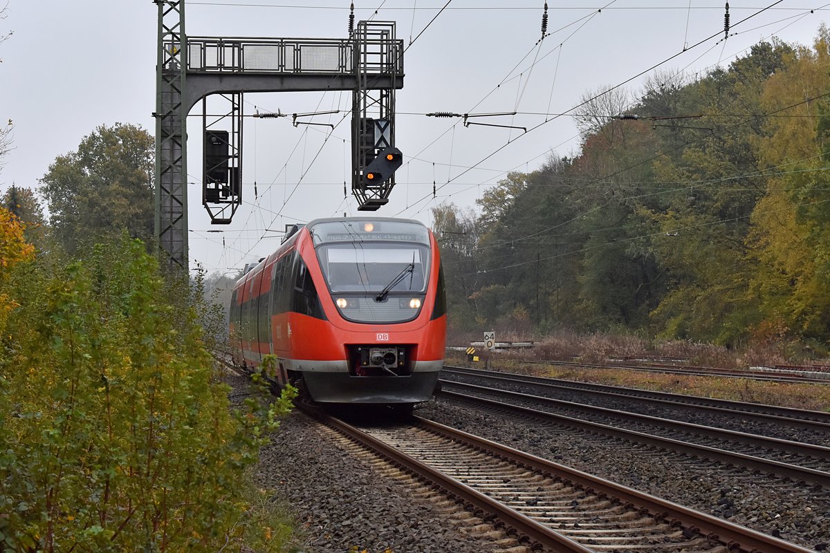 643 057 (95 80 0643 057-2 D-DB) passiert am 01.11.2017 als Regionalbahn nach Coesfeld eine der - vergleichsweise zahlreichen - Signalbrücken am ehemaligen Bahnhof Münster-Geist und ergänzt die gefärbten Bäume um sein Verkehrsrot, um den (wie so oft in diesem Halbjahr von 2017) grauen Tag etwas aufzuhübschen. 

Dieses Bild wurde legal an einem Bahnübergang (auf dem Weg und außerhalb des Gleisbereichs) aufgenommen. 