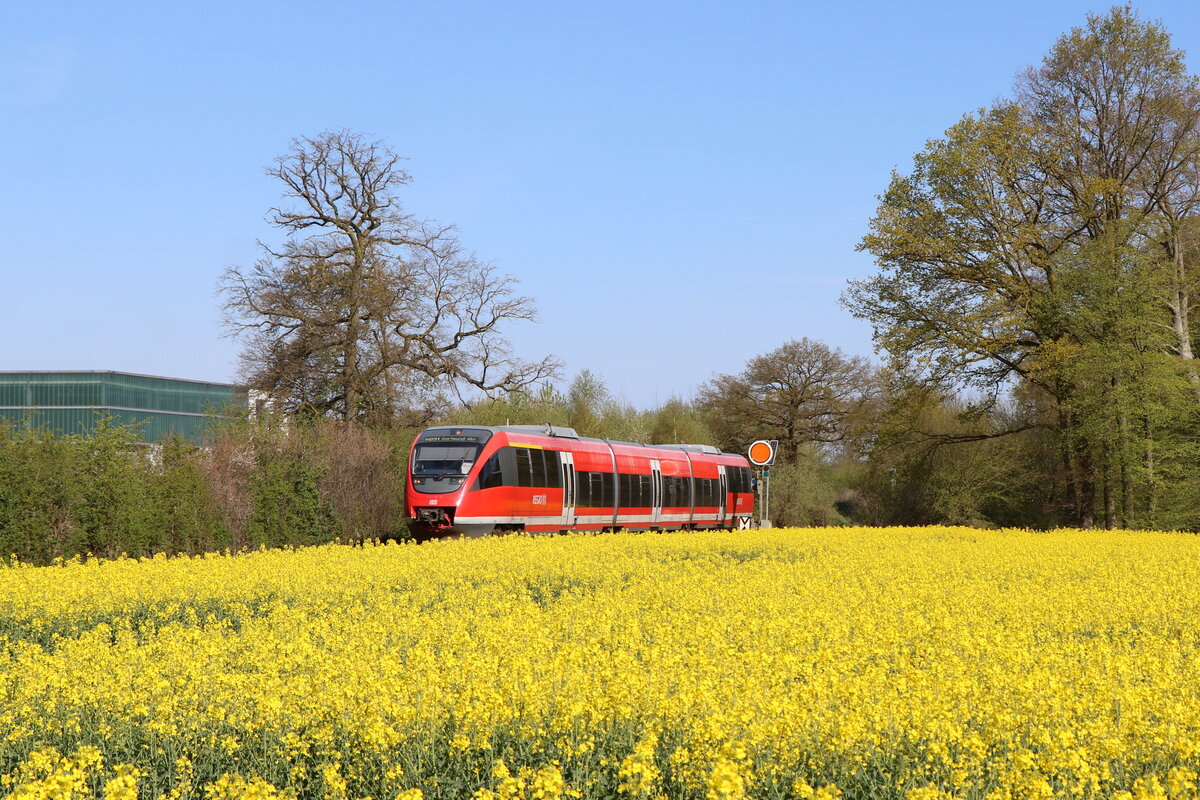 643 075 unterwegs auf der Westmünsterlandbahn am 27.4.23 von Enschede nach Dortmund. Entlang der Strecke liegen 2 der noch 3 verblieben Bahnhöfe mit mechanischer Stellwerkstechnik im Münsterland.  Hier beschleunigt der Talent grade aus Lüdinghausen heraus.