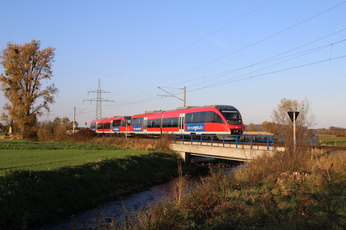 643 201 und 643 209 der Deutschen Bahn AG waren am 29. Oktober 2021 als RB 10379 von Heinsberg (Rheinl.) nach Lindern zwischen Heinsberg-Horst und Heinsberg-Randerath unterwegs.

Auf Grund von fehlenden Triebwagen der Baureihe 1440, durch Störungen an den HBUs, Bauarbeiten an der Oberleitung auf der Strecke und einem Überschuss an 643 durch die Sperrung der RB20, ausgelöst durch das Hochwasser, waren die VTs für einige Zeit auf der Wurmtalbahn unterwegs.