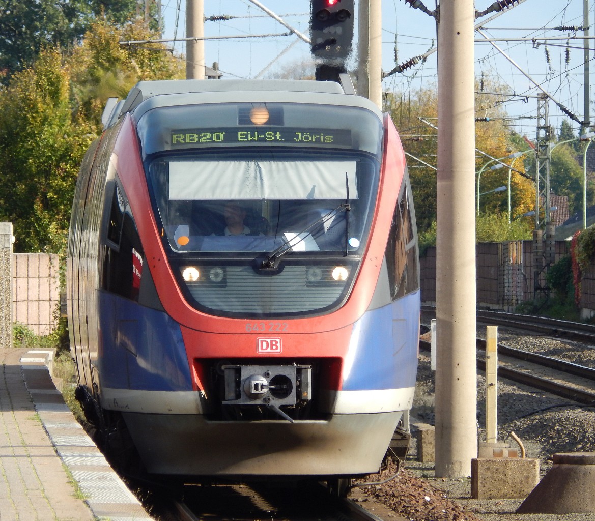 643 222 kommt als RB20 nach Eschweiler Sankt Jöris in den Bahnhof Langerwehe eingefahren und biegt gleich auf die Strecke nach Eschweiler Sankt Jöris ab.

Langerwehe 26.10.2014