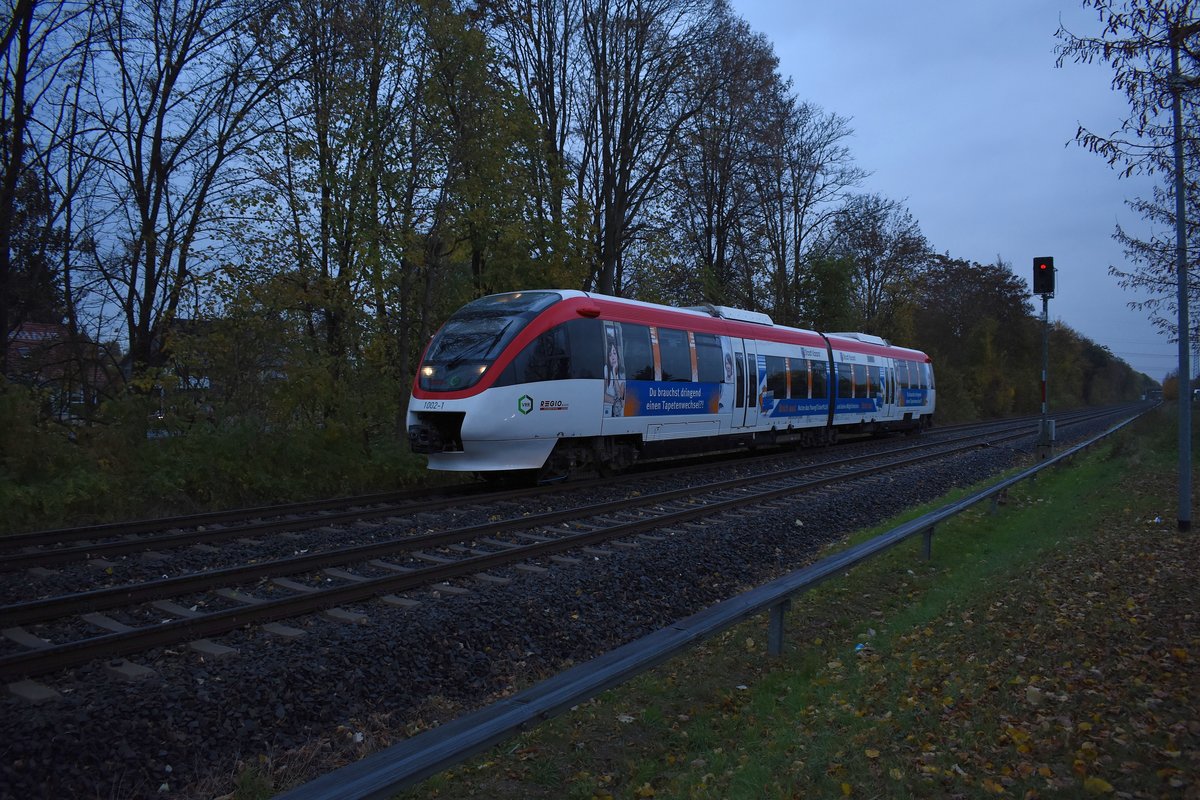 643 229-7/729-6 kommt hier als S28 nach Kaarster/See in Kaarst IKEA eingefahren.
Bei der Regio-Bahn haben die Triebwagen Namen, dieser hier heisst Stadt Kaarst und trägt die Nummer 1002.
Sonntag 6.11.2016