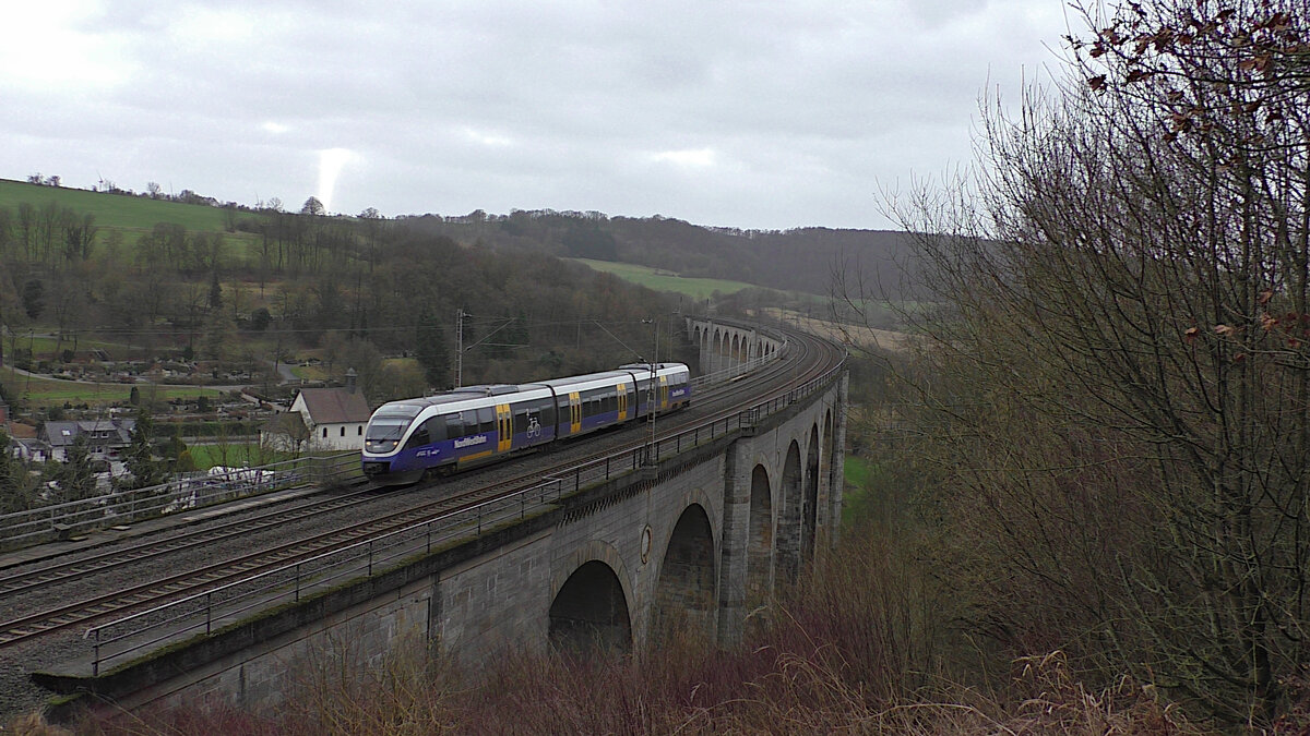 643 303 der Nordwestbahn fährt hier gerade über das Altenbekener Viadukt und erreicht in Kürze seinen nächsten Halt Altenbeken.
