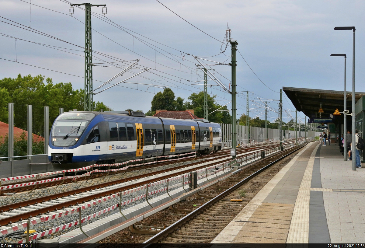 643 406-1 (VT 733 | Bombardier Talent) der Heidekrautbahn ist als  Werkstattfahrt  am Bahnhof Berlin-Karow in nördlicher Richtung unterwegs.

🧰 NEB Betriebsgesellschaft mbH (Niederbarnimer Eisenbahn AG | NEB)
🚩 Bahnstrecke Berlin–Szczecin (KBS 200.2)
🕓 22.8.2021 | 12:56 Uhr
