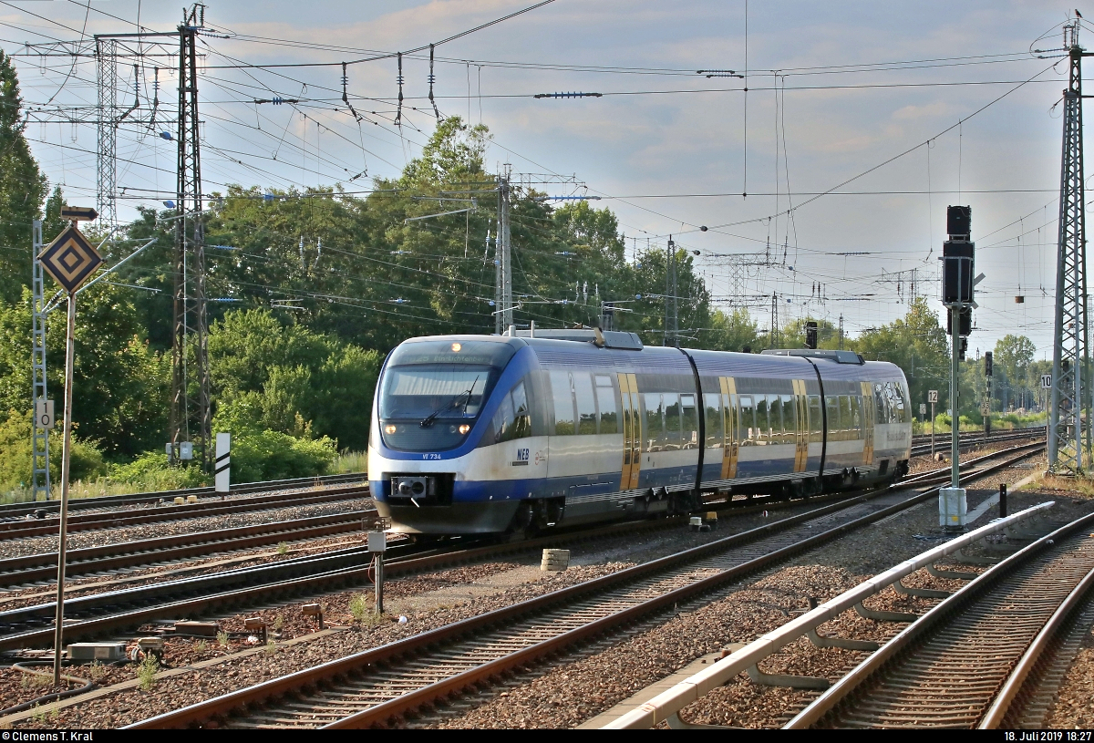 643 407-9 (VT 734 | Bombardier Talent) der NEB Betriebsgesellschaft mbH (Niederbarnimer Eisenbahn AG | NEB) als RB 61168 (RB25) von Werneuchen nach Berlin Ostkreuz durchfährt den Bahnhof Berlin Springpfuhl auf dem Berliner Außenring (BAR | 6012).
Aufgenommen vom S-Bahnsteig (Gleis 20/21).
[18.7.2019 | 18:27 Uhr]