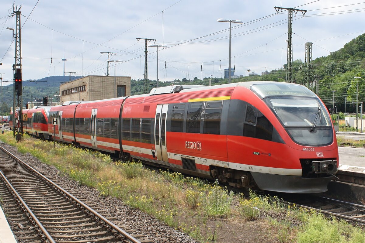 643 533-2 und 643 539-9 fahren am 21.06.2021 als RB23 (RB12617)  Lahn-Eifel-Bahn  von Mayen Ost nach Limburg(Lahn) aus dem Koblenzer Hauptbahnhof aus.
