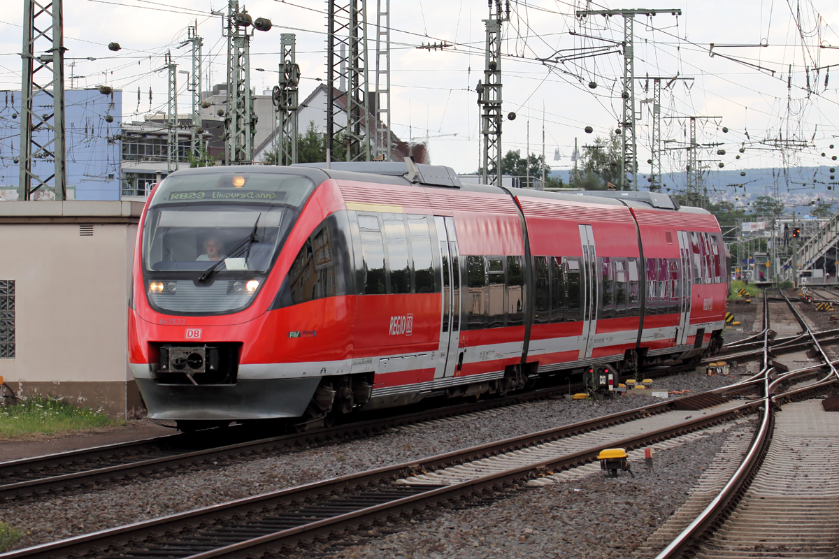643 533 als RB 23 nach Limburg(Lahn) bei der Einfahrt in Koblenz Hbf. 27.7.2016