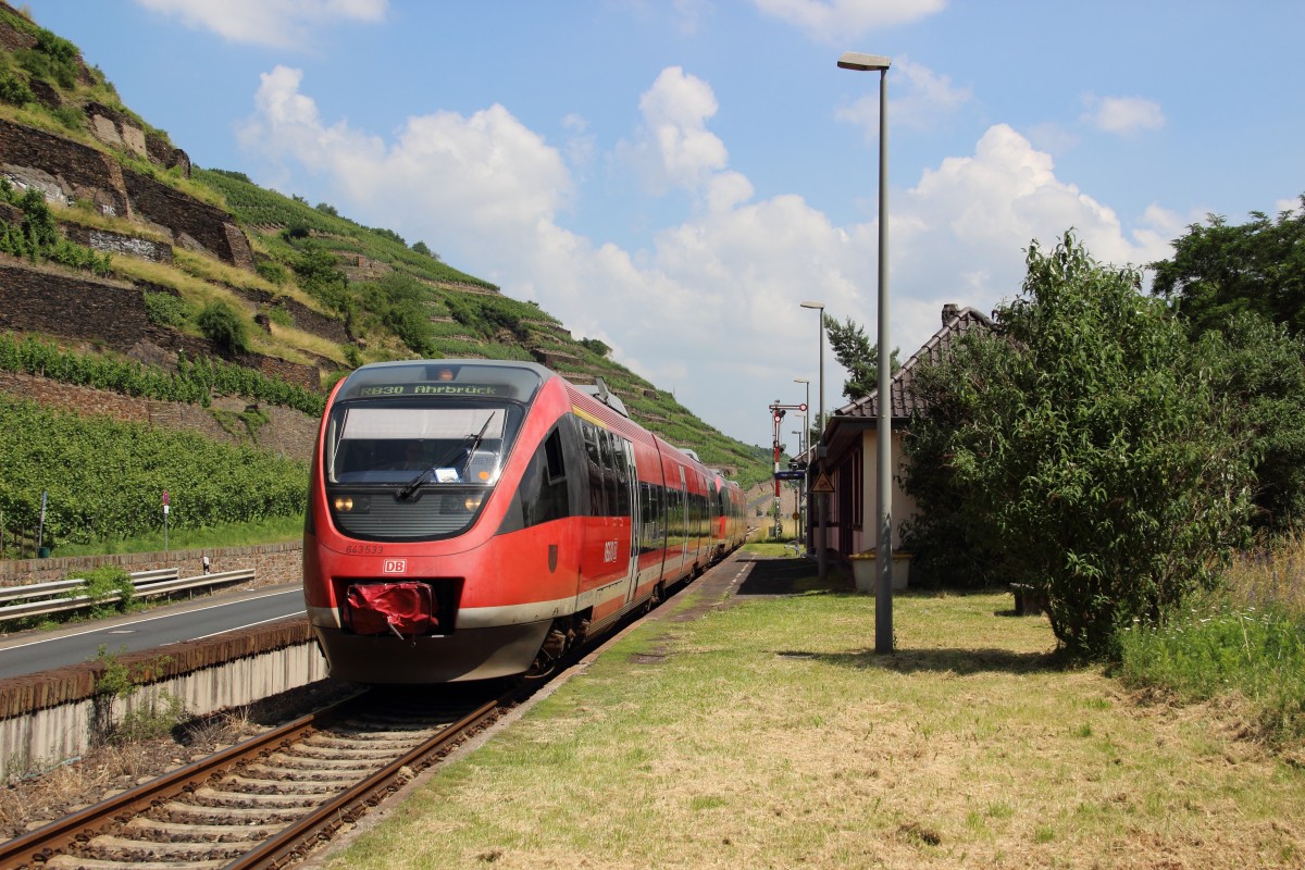 643 533 und ein weiterer 643 als RB 12638 (Bonn Hbf - Ahrbr�ck) beim Halt in Walporzheim am 06.07.13