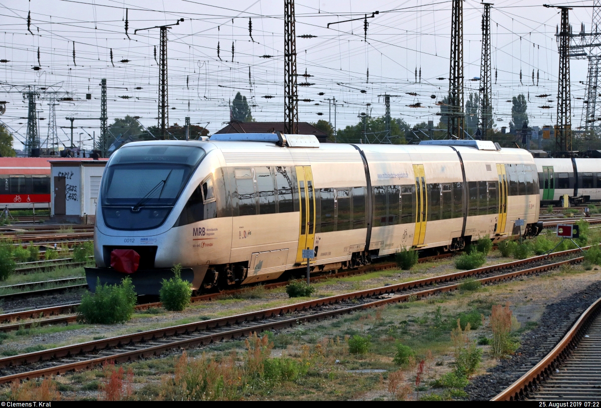 643 623-1 (Bombardier Talent) von Transdev Regio Ost (Mitteldeutsche Regiobahn | MRB) ist im Gleisvorfeld von Leipzig Hbf abgestellt.
Aufgenommen aus RE 27754 (RE6) von Leipzig Hbf nach Chemnitz Küchwald.
[25.8.2019 | 7:22 Uhr]