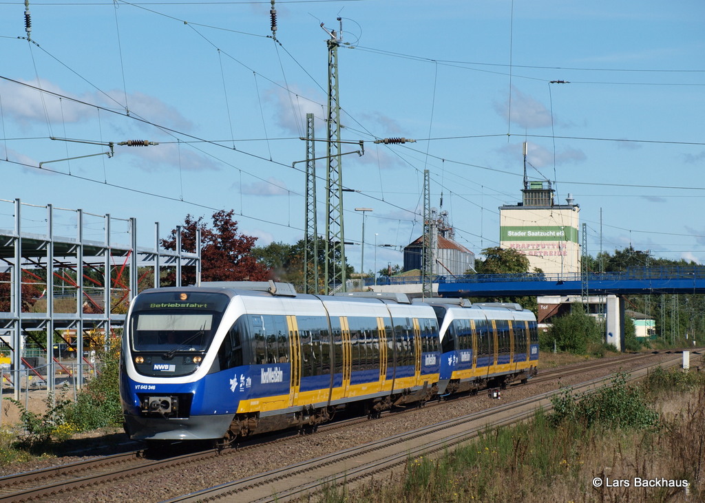 643 846 und 643 847, beide NWB rollen am 29.09.13 als Dienstfahrt durch Tostedt Richtung Bremen.