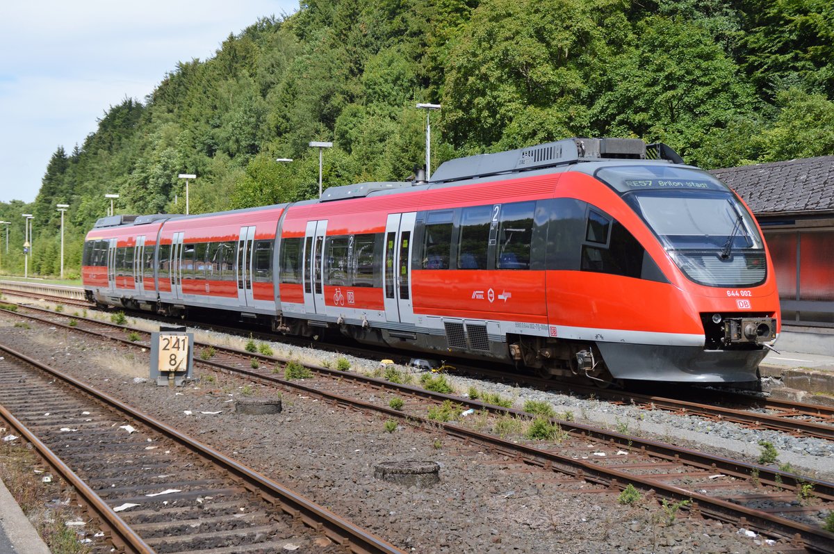 644 002 und 644 502 als RE57 auf dem Weg nach Brilon Stadt am 31.07.2017 wegen einer Weichenstörung ausnahmsweise auf Gleis 7 im Bahnhof Brilon-Wald.