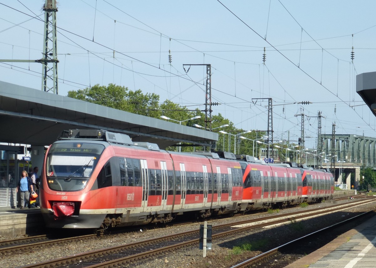 644 003 und zwei weitere baugleiche Zge stehen hier am 21.08.2013 im Bahnhof Kln Messe/Deutz.
