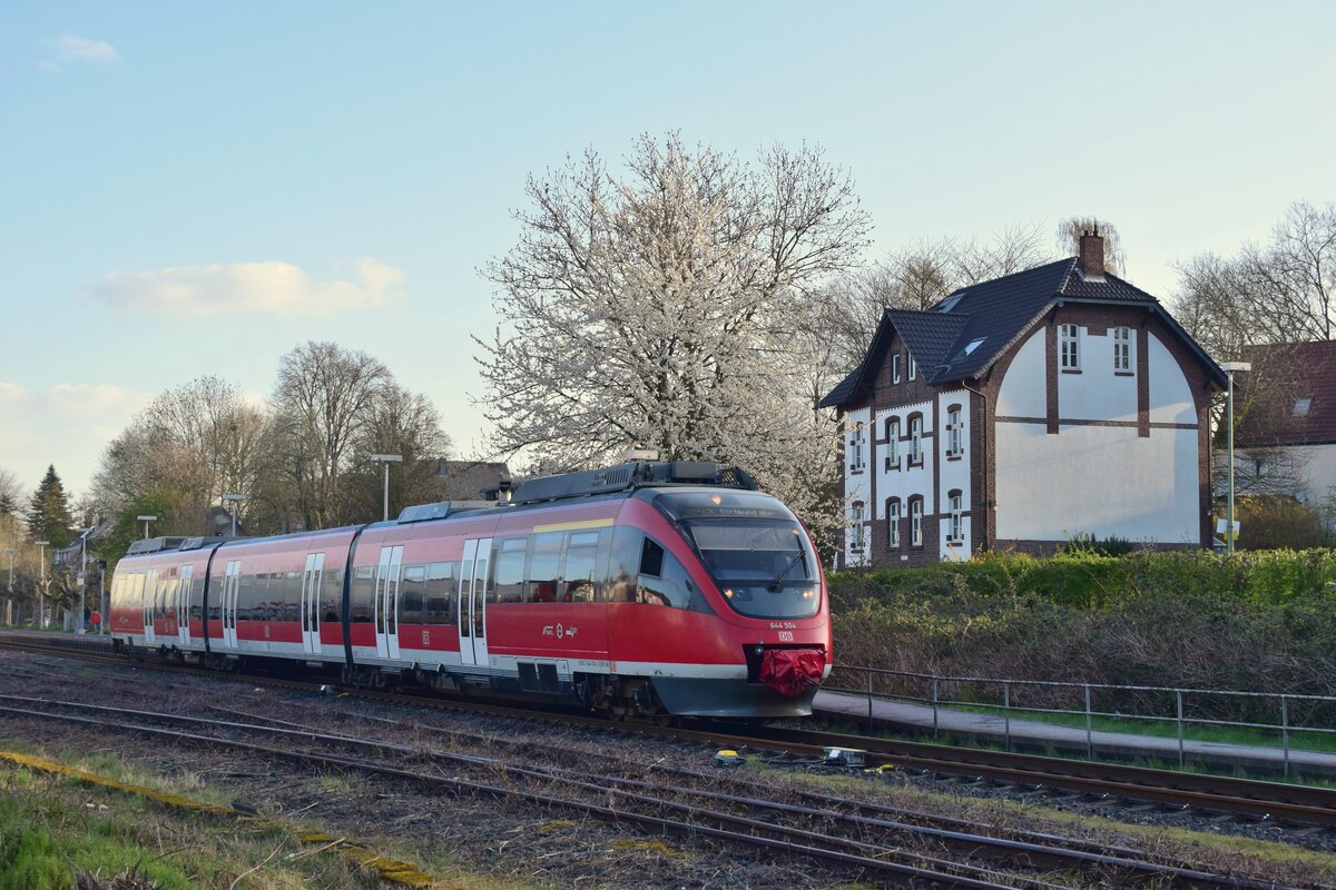 644 004 fährt in Richtung Dortmund in Dortmund Bövinghausen aus.

DOrtmund Bövinghausen 14.04.2023