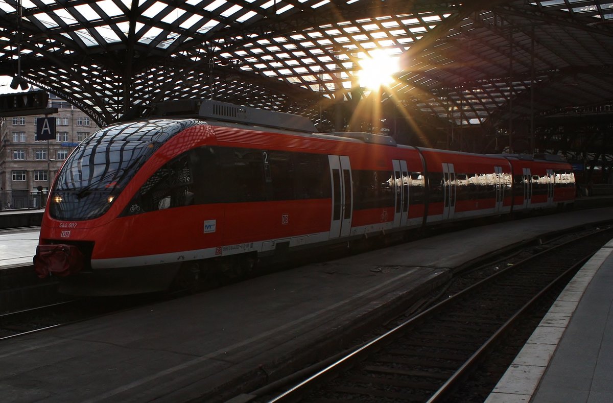 644 007-6 verlässt am 26.05.2019 im abendlichen Gegenlicht als RB38 (RB11829)  Erft-Bahn  von Bedburg(Erft) nach Köln Messe/Deutz den Kölner Hauptbahnhof.