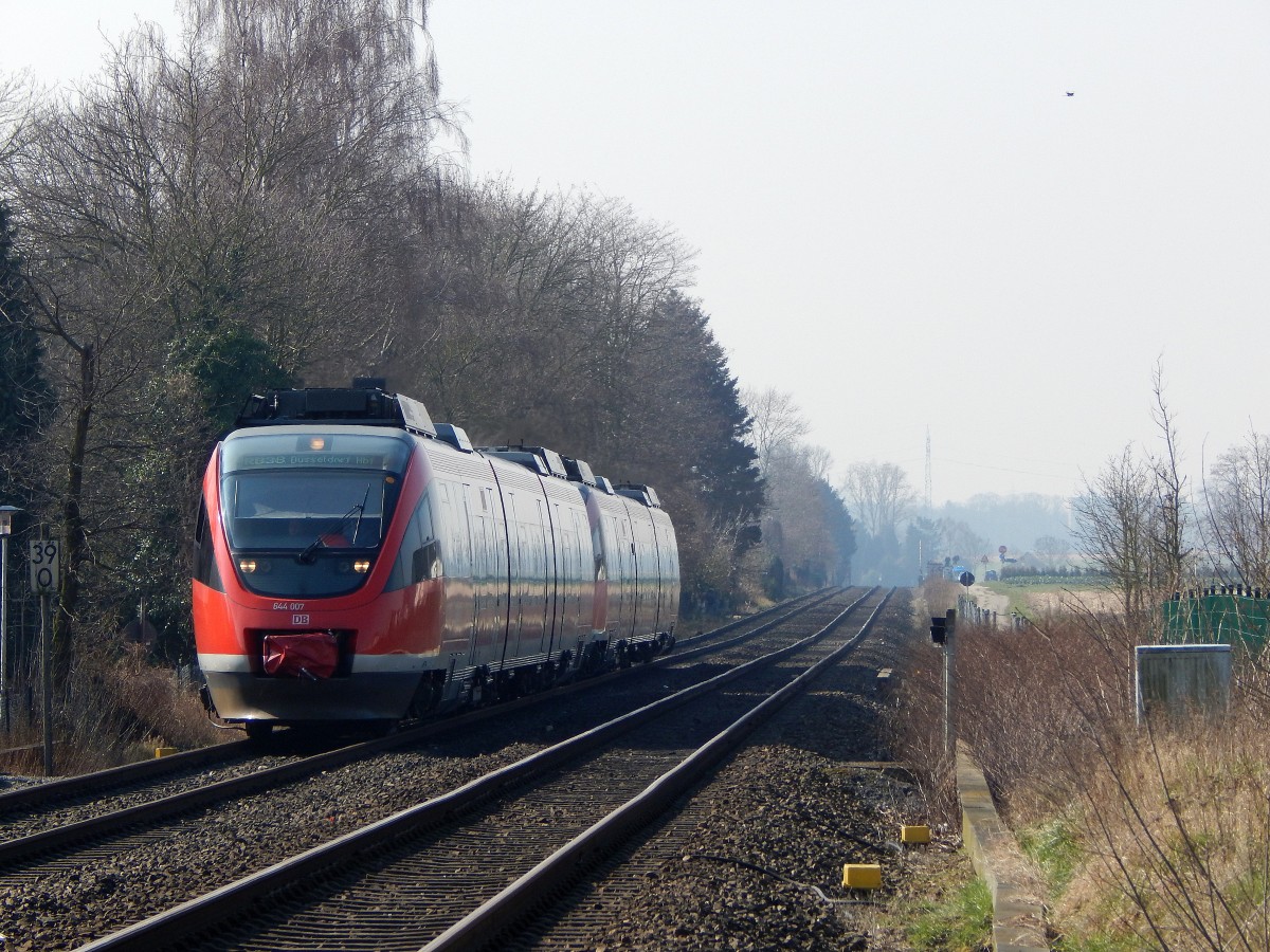 644 007 und 644 012 kamen am 10.3.16 als RB38 nach Düsseldorf in kapellen eingefahren.

Kapellen 10.03.2016