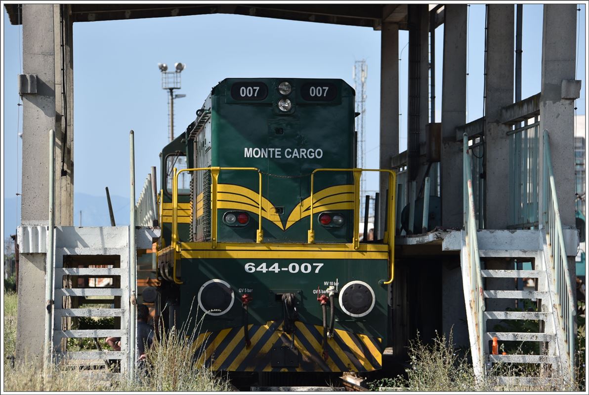 644 007 Baujahr 1973 als General Moters Lizenzbau bei Macosa in Spanien. Aufnahme ab öffentlichen Fussweg. (02.08.2016)