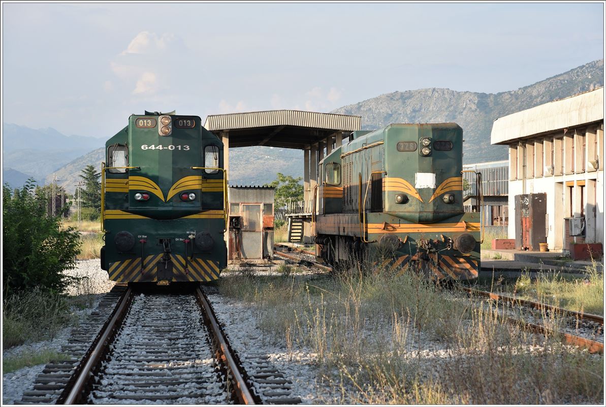 644-013 und 661-326 vor dem Depot Podgorica. Aufnahme von öffentlichem Fussweg. (01.08.2016)