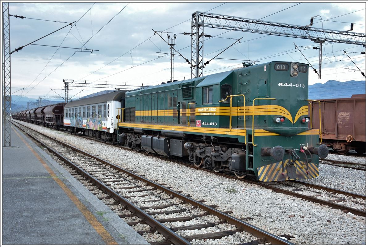 644-013 vom Depot Podgorica wird mehrheitlich für den Verschub eingesetzt und für gelegentliche Güterzüge nach Hani-Hotit an der Strecke nach Skodra/Albanien. (02.08.2016)