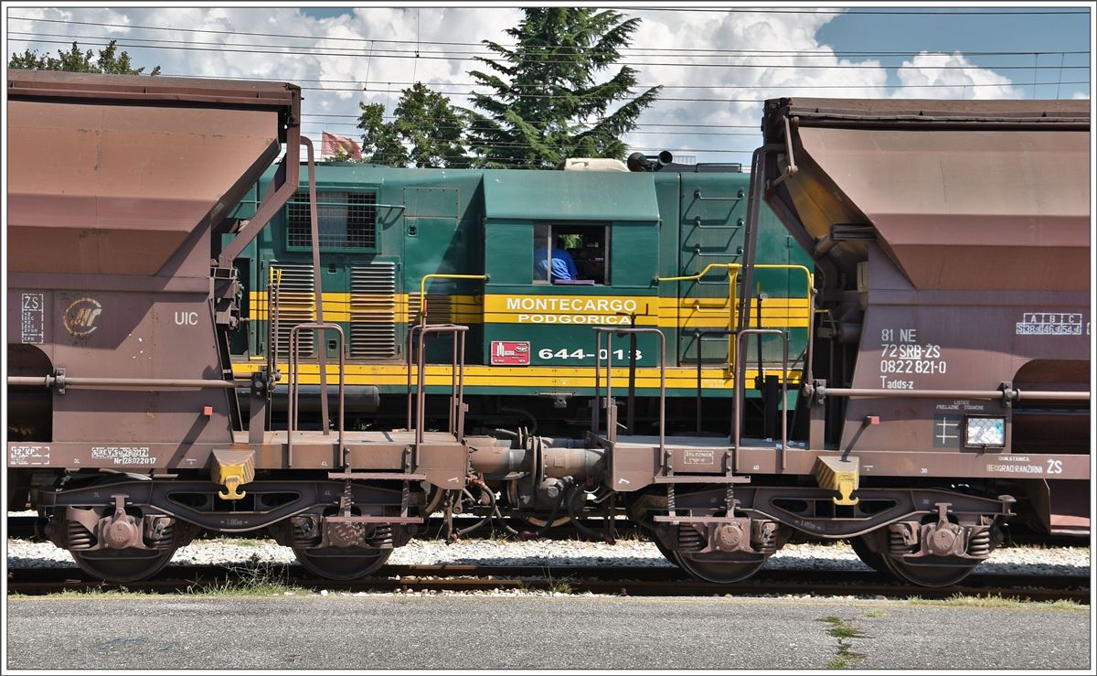 644-013 von Montecargo rangiert hinter serbischen Getreidewagen in Podgorica. (02.08.2016)