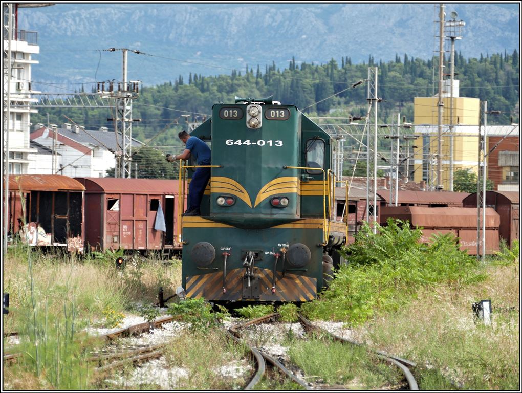 644-013 wird in Kürze einen Güterzug nach Albanien übernehmen. Podgorica (16.07.2019)