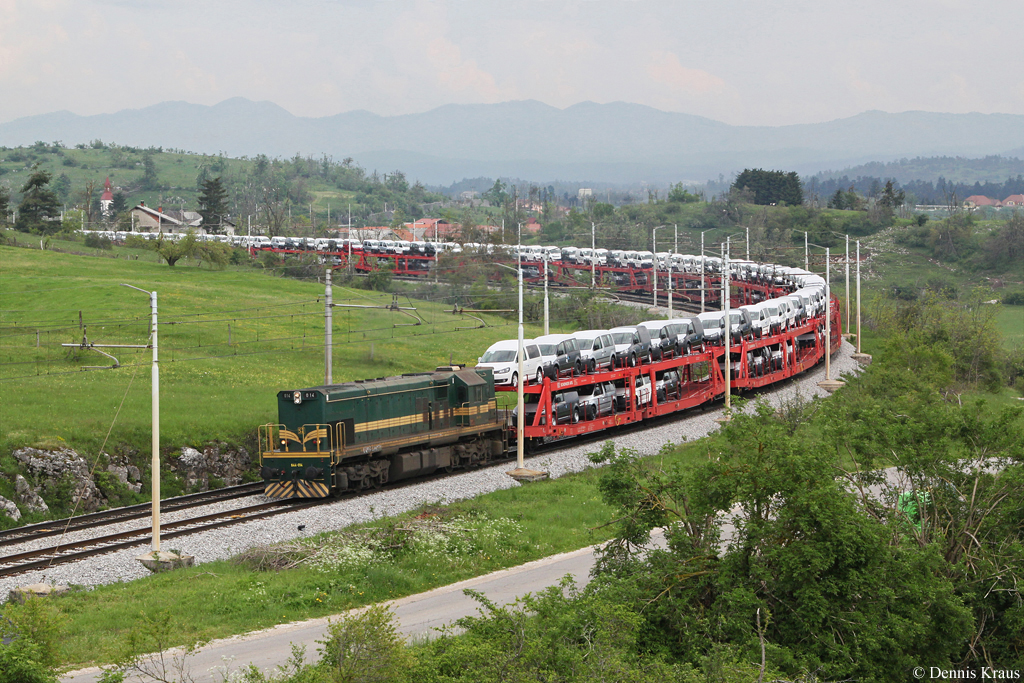 644 014 mit einem Autozug am 02.05.2014 bei Pivka.