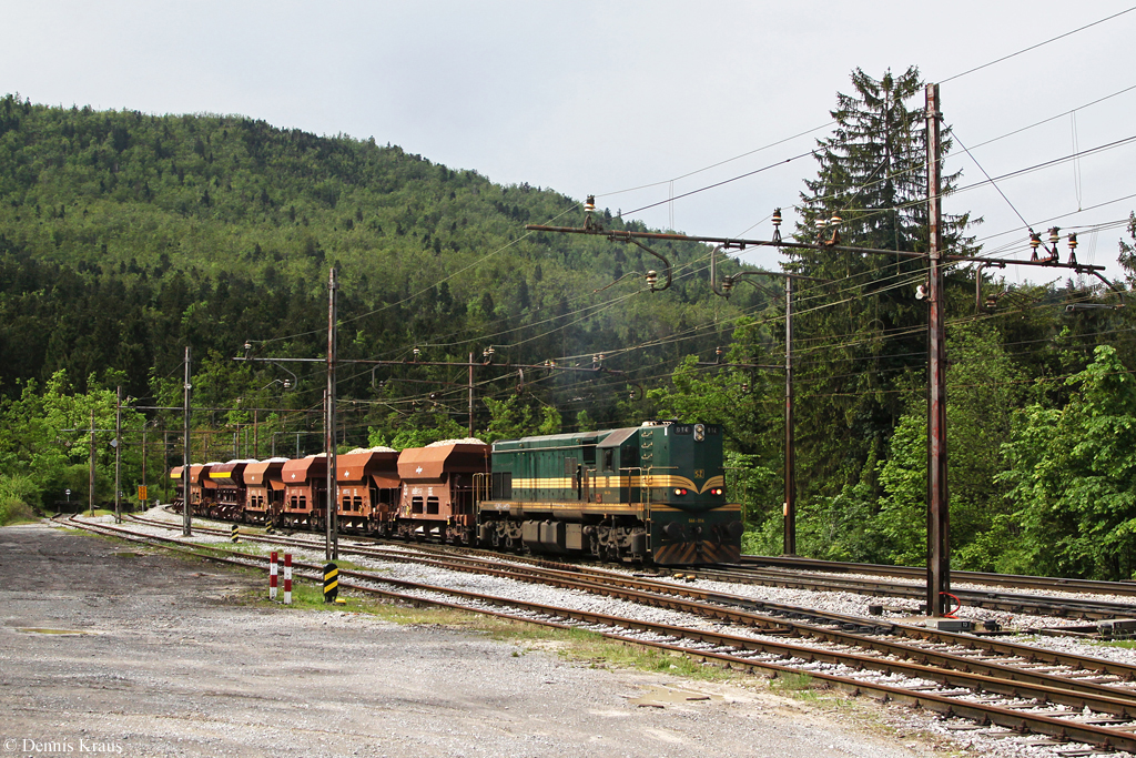 644 014 mit einem Schotterzug am 04.05.2014 in Vrhnika.
