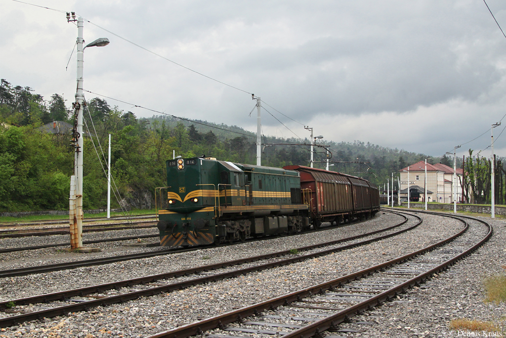 644 014 mit Schiebewandwagen am 02.05.2014 in Postojna.