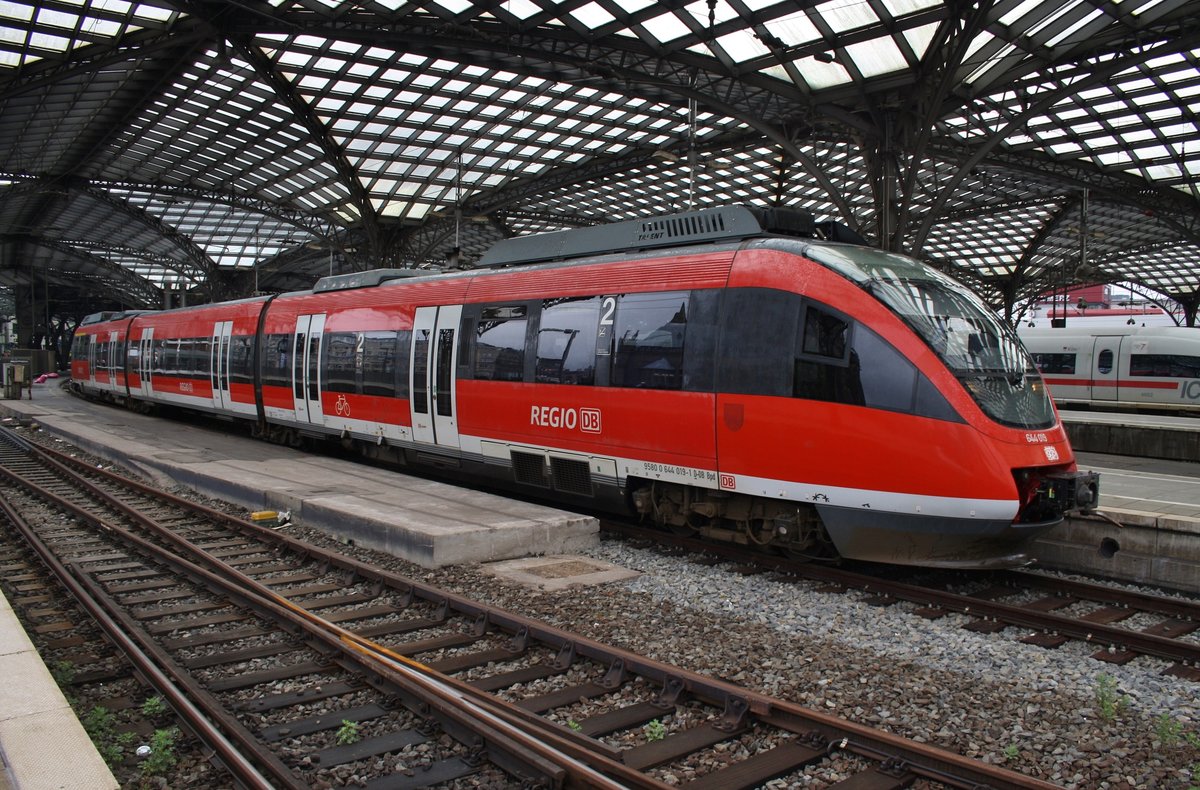 644 019-1 verlässt am 1.7.2017 als RB38 (RB11819)  Erftbahn  von Neuss Hauptbahnhof nach Köln Messe/Deutz den Kölner Hauptbahnhof.
