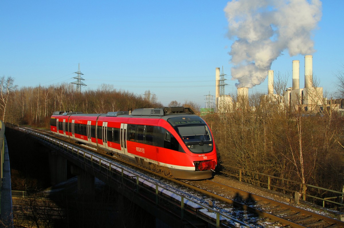 644 022 fuhr am 28.12.14 vor der Kulisse des Kraftwerkes Neurath an den beiden Fotografen vorbei.

Seit dem Fahrplanwechsel werden auf der Erftbahn(Kongo)-Strecke Triebwagen der Baureihe 644 eingesetzt, die mit Aufnahme des Lint 54/81 Betrieb auf der Eifelbahn (Vareo-Netz) frei wurden und die bisher hier eingesetzten 628.4 Triebwagen ablösten.