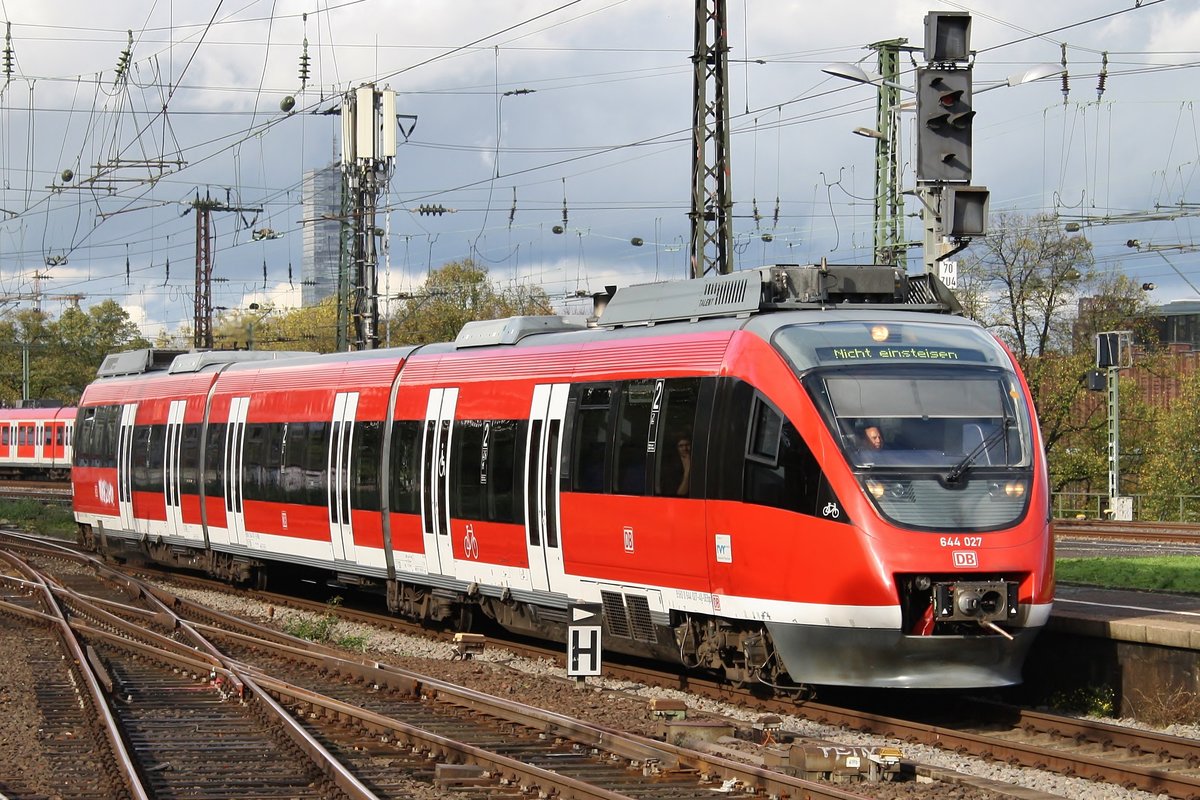 644 027-4 fährt am 21.10.2019 als RB38 (RB11811)  Erftbahn  von Bedburg(Erft) in Köln Messe/Deutz ein.