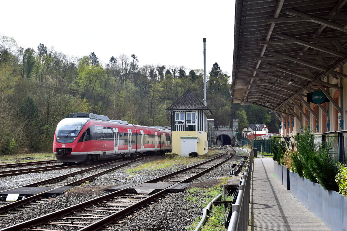644 029 half am 31.03.2024 auf der Lahntalbahn aus und hat soeben den ...