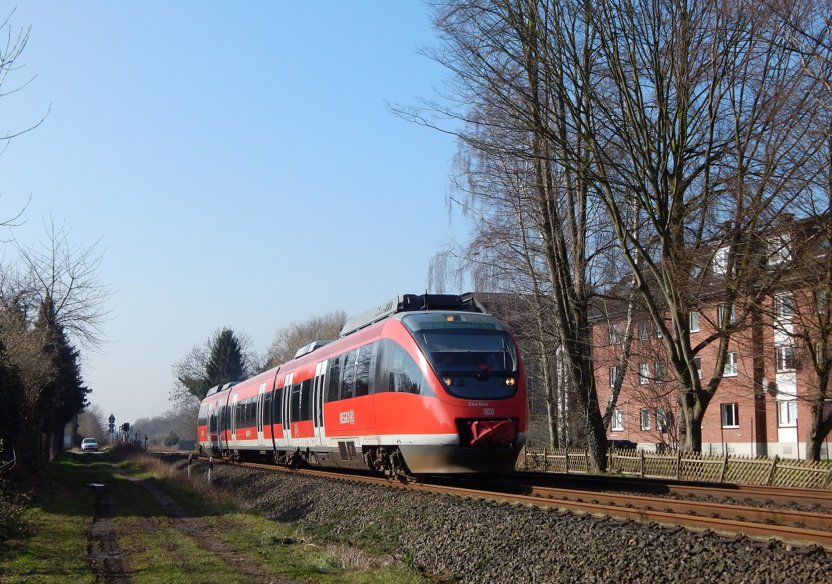 644 044 fuhr am 10.3.16 als RB38 nach Neuss Hbf. Hier fährt er gerade durch Grevenbroich Noithausen.

Grevenbroich 10.03.2016