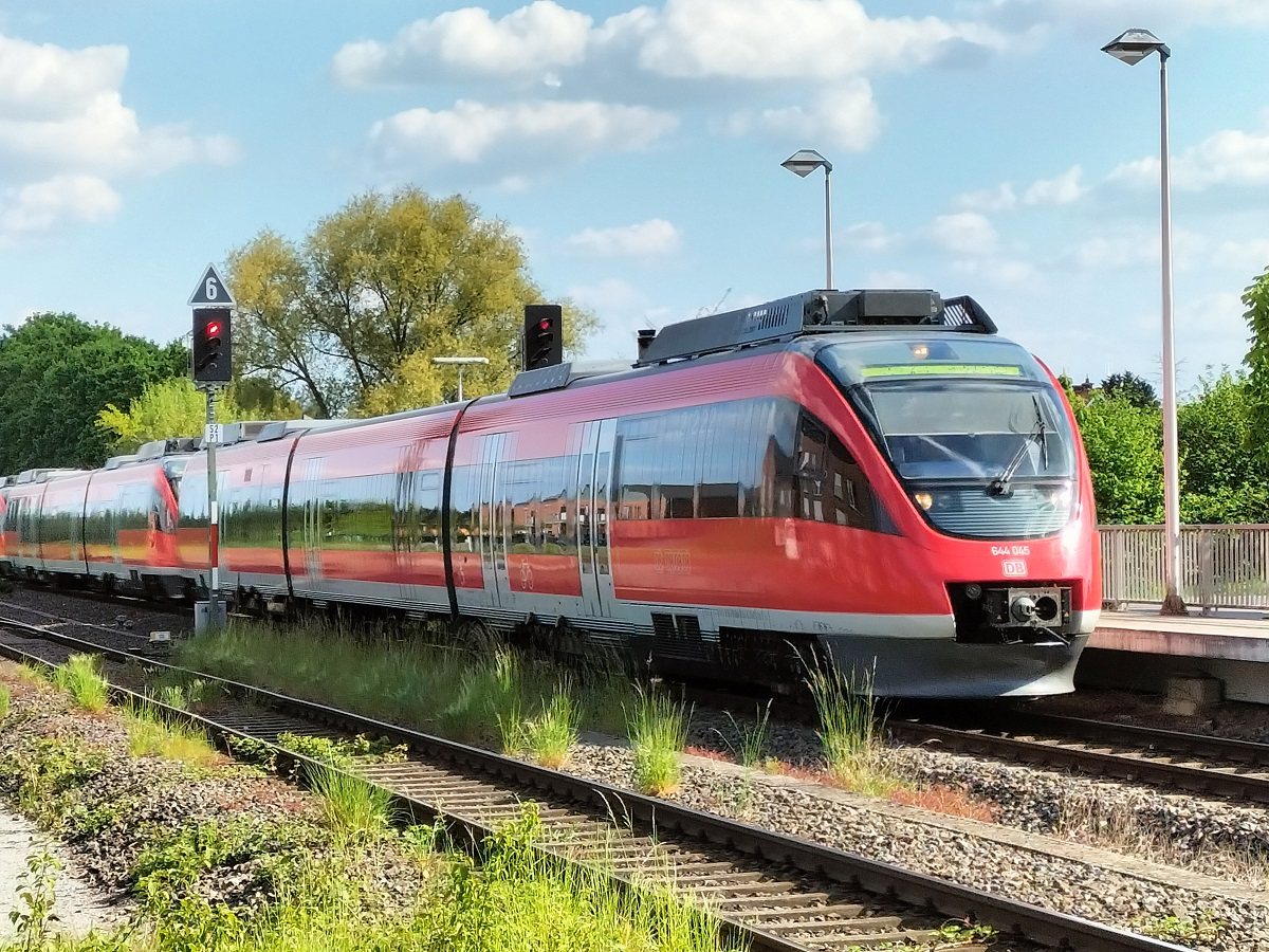 644 045 erreicht mit weiteren zwei 644er Garnituren den Bahnhof Burgsteinfurt als RB64 Münster - Enschede, 06.05.2022
