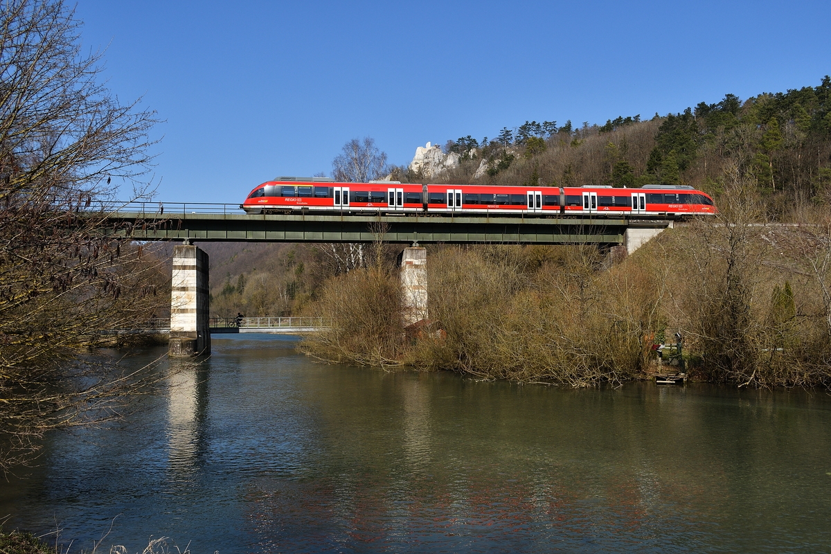 644 050 überquert als RB nach Ehingen die Blau kurz vor Blaubeuren. Aufgenommen am 23. März 2019.